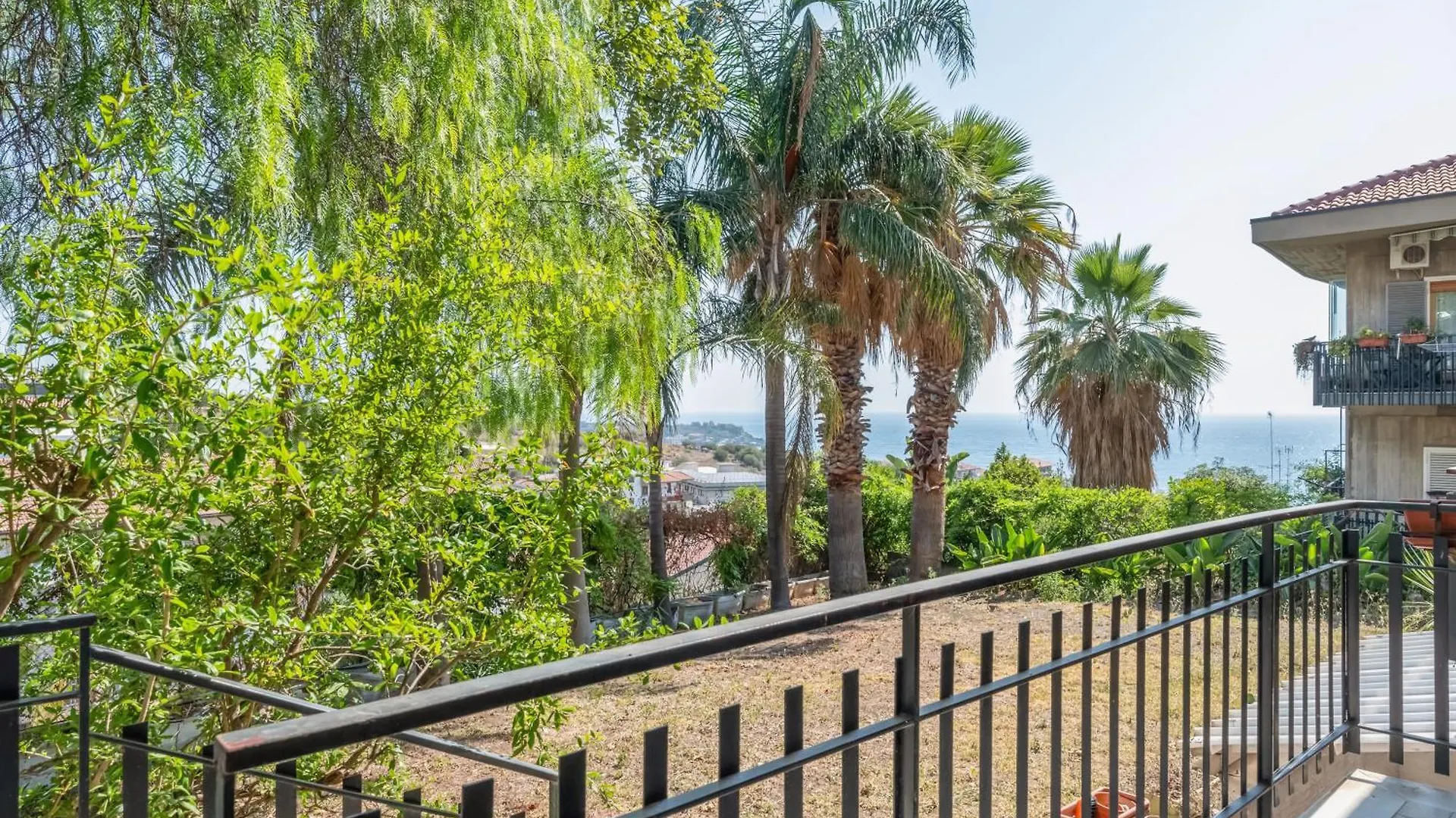 Spacious Coastal Apartment In Aci Castello
