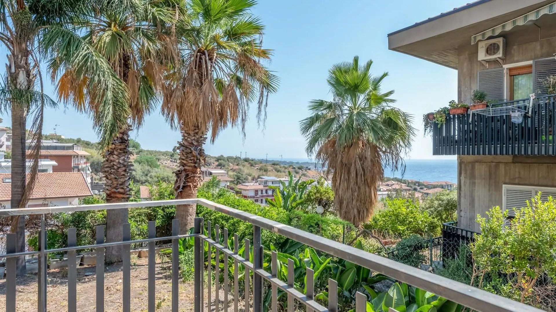 Spacious Coastal Apartment In Aci Castello